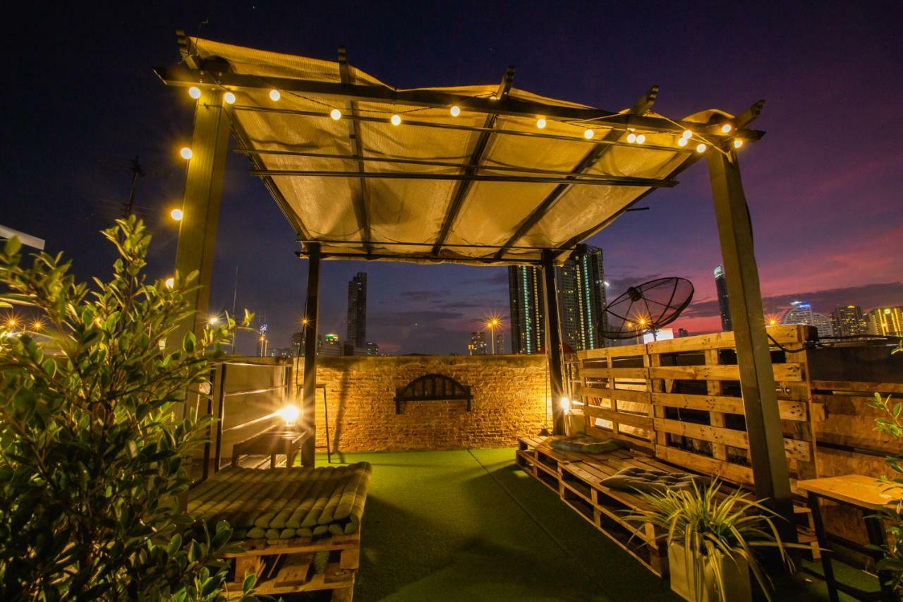The Bridge Hostel Bangkok Exterior photo