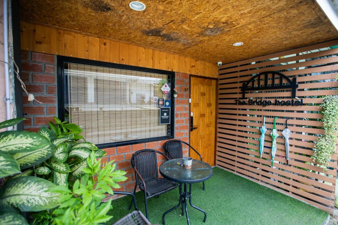 The Bridge Hostel Bangkok Exterior photo