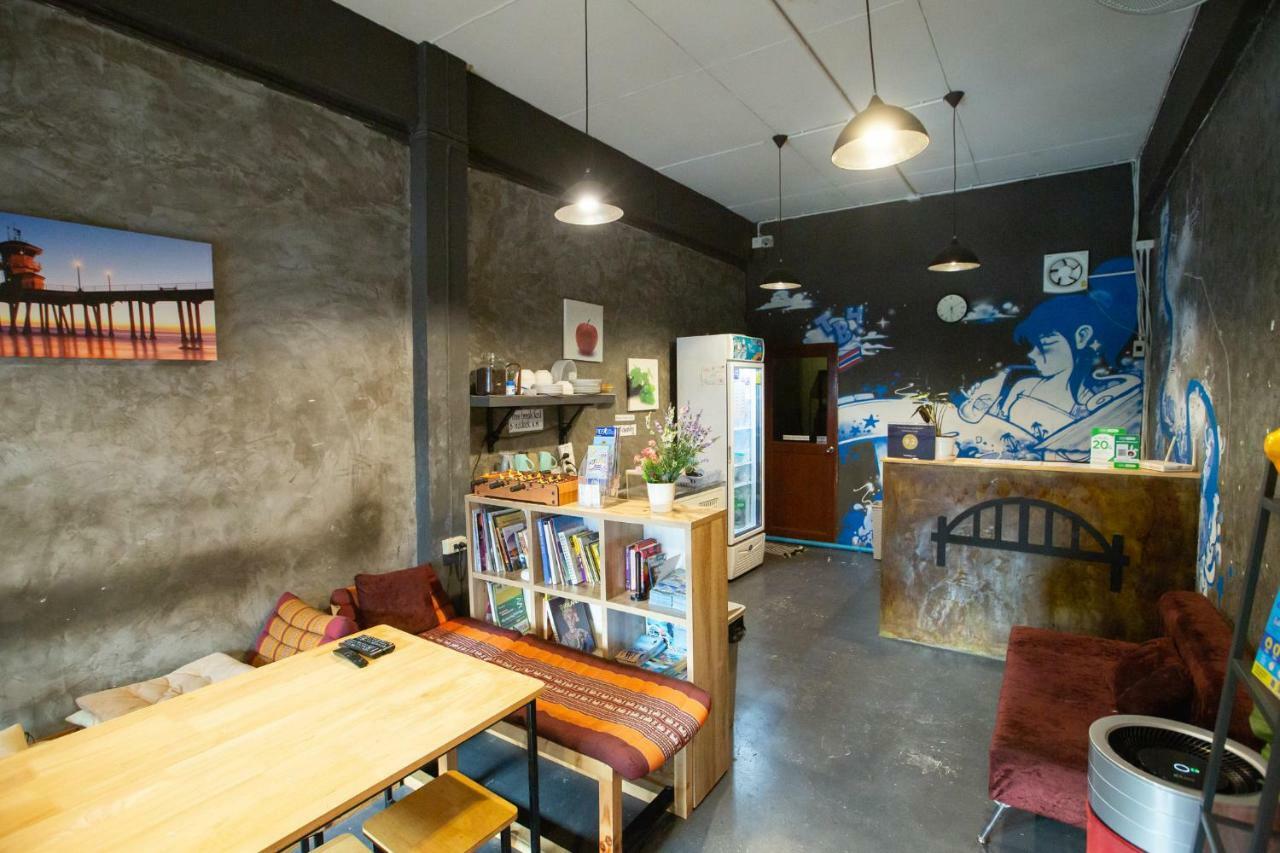 The Bridge Hostel Bangkok Exterior photo