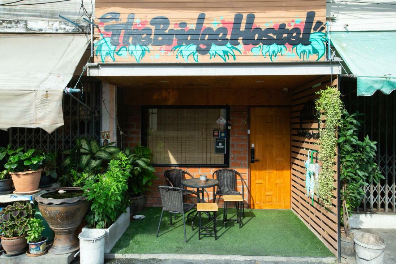The Bridge Hostel Bangkok Exterior photo