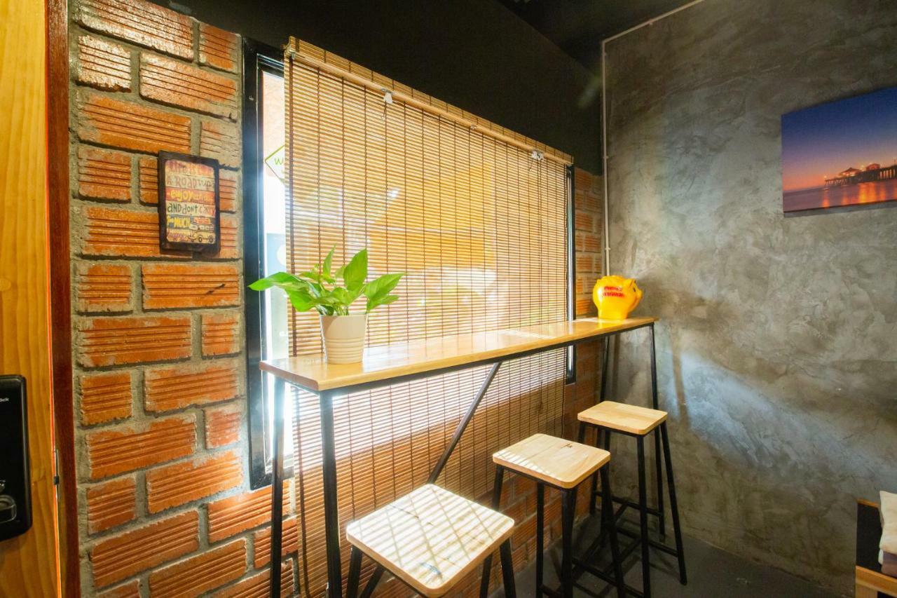 The Bridge Hostel Bangkok Exterior photo