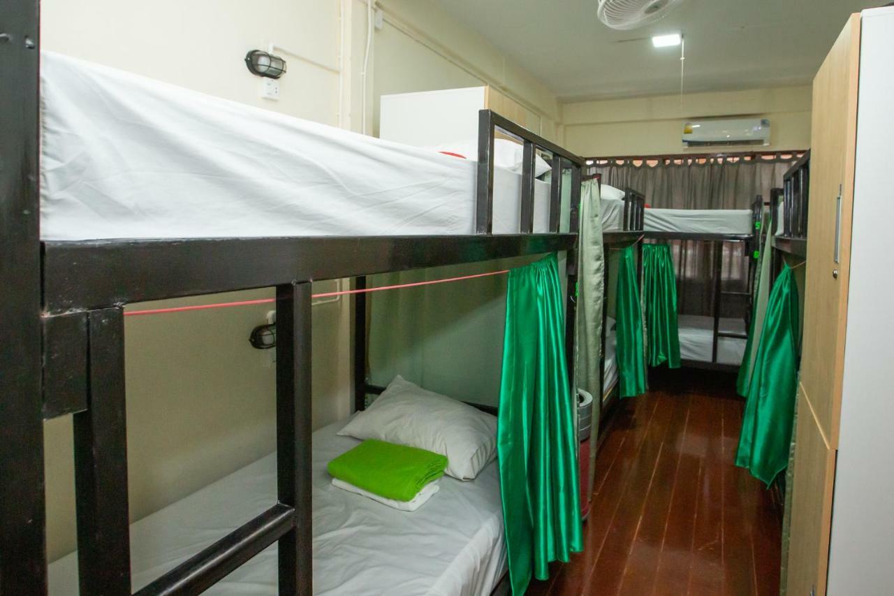 The Bridge Hostel Bangkok Exterior photo
